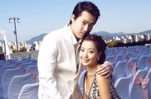 Năm 2016, Kim Hee Sun vướng nghi án phẫu thuật thẩm mỹ cằm vì cằm của cô càng ngày càng nhọn. Tuy nhiên, Kim Hee Sun đã lên tiếng phủ nhận.