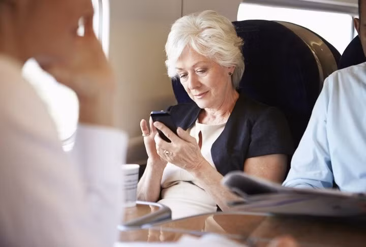 Tại sao hành khách bị yêu cầu tắt điện thoại di động. Điện thoại có thể tạo ra nhiễu đối với tín hiệu radio, khiến các phi công không nghe được thông tin quan trọng từ người điều phối.