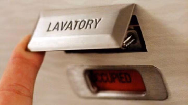 Cửa nhà vệ sinh có thể dễ dàng mở ra từ bên ngoài. Có một công tắc đặc biệt trên cánh cửa được che dưới dấu hiệu "Không hút thuốc" hoặc "Bồn vệ sinh". Tất nhiên, điều này không xâm phạm vào sự riêng tư của hành khách mà để có thể mở cửa nếu có ai đó bị bệnh bên trong.