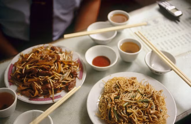 7. Thưởng thức ẩm thực địa phương trong nhà hàng nhỏ Tại Ma Cao, du khách sẽ thăm quan các nhà hàng sang trọng với các món Bồ Đào Nha nổi tiếng. Nhưng nghiều người thích tới các nhà hàng nhỏ như Cha Chaan Teng để thưởng thức món ăn địa phương.