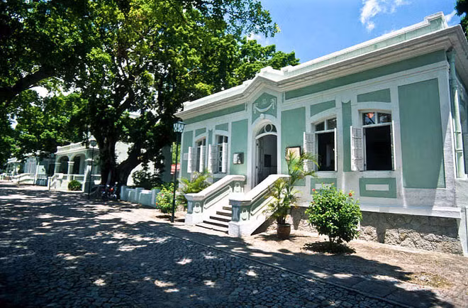 4. Tham quan bảo tàng Ma Cao là một thành phố nhỏ với diện tích chỉ khoảng 30,5 km2, nhưng có tới 23 bảo tàng. Các khu di tích phương Đông và phương Tây có thể được tìm thấy ở thành phố này. Nhiều địa điểm được gìn giữ là di sản văn hóa, hay bảo tàng.