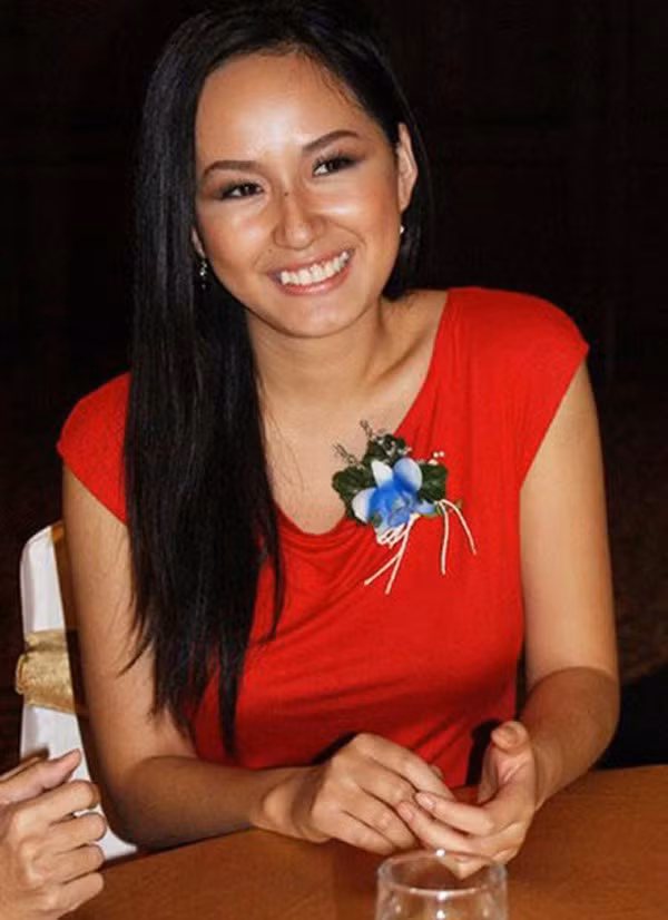 Hoa hậu Việt Nam 2006 - Mai Phương Thúy Năm 2006, cô sinh viên đến từ Đại học Ngoại thương Mai Phương Thúy đăng quang Hoa hậu Việt Nam trong sự ngỡ ngàng của công chúng. Lúc bấy giờ, dư luận vẫn đánh giá cao nhan sắc của người đẹp từ Cần Thơ, Lưu Bảo Anh, vậy nên, việc Mai Phương Thúy giành vương miện đã nảy ra làn sóng tranh cãi dữ dội. Chính vì thế, Mai Phương Thúy khi đăng quang đã bị "ném đá". Trước những phản hồi tiêu cực về nhan sắc của mình, người đẹp này chọn cách im lặng và cố gắng hoàn thiện mình trong suốt những năm qua.