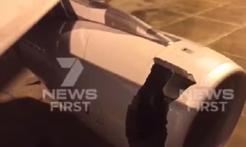 Kinh hoang may bay Trung Quoc thung dong co giua troi