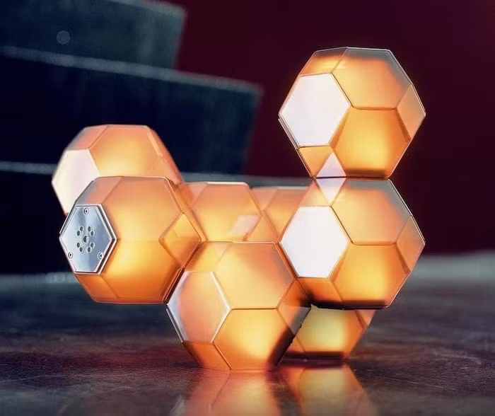 2. Đèn trang trí kim loại dẻo Trong năm nay, nhiều nhà sản xuất bắt đầu tung ra những mẫu đèn được sản xuất từ những vật liệu kim loại dẻo, dễ uốn. Vì nhu cầu ánh sáng của mỗi gia đình khác nhau nên những mẫu đèn này có kích cỡ và độ sáng rất đa dạng.