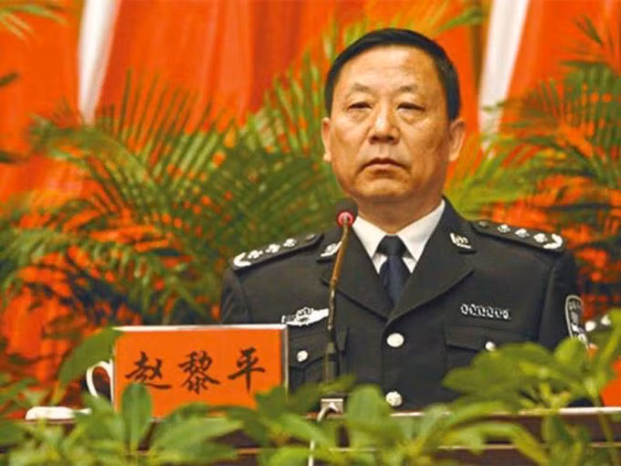 Tháng 3.2015, Triệu Lê Bình, cựu Trưởng phòng công an kiêm Phó Chủ tịch Hội nghị Hiệp thương Chính trị khu tự trị Nội Mông hẹn hò cùng bồ nhí 15 tuổi. Sau khi hai người cãi nhau, cô bồ nhí này đã tố giác hành vi tham ô, giết người giấu xác của ông Triệu. Cuối cùng, Triệu Lê Bình bị kết tội cố ý giết người, hối lộ, tàng trữ vũ khí phi pháp và bị truy cứu trách nhiệm hình sự.