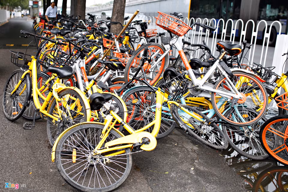 Tuy nhận được sự ủng hộ của chính phủ và được sử dụng rộng rãi, nhưng xe đạp chia sẻ cũng bị người dân phàn nàn rất nhiều vì những bãi đậu xe như thế này chiếm gần hết lòng đường của người đi bộ. Nếu nhân viên của hãng không đến sắp xếp kịp thời thì những bãi giữ xe này không khác gì những đống sắt được chất ngổn ngang ngoài đường.