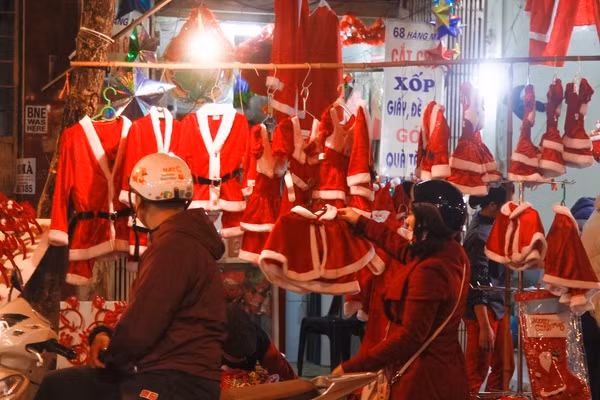 Như mọi năm, quần áo ông già Noel cùng với những chiếc tất đỏ là mặt hàng được xem nhiều nhất.