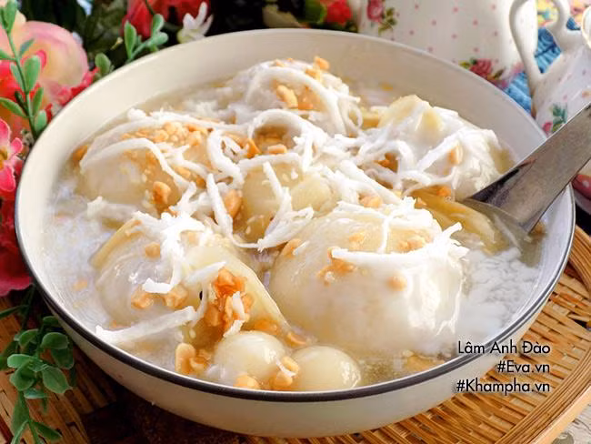 Bước 7: Cho hết nguyên liệu phần nước cốt dừa vào nồi khuấy đều, bắc lên bếp nấu lửa nhỏ. Vừa nấu vừa khuấy cho đến khi nước cốt dừa hơi sánh là tắt bếp. Múc chè ra tô/chén, rắc đậu phộng mè, dừa non bào sợi và chan nước cốt dừa lên là hoàn tất.