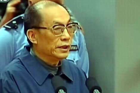 Một ngày đầu tháng 2.2011, tại Nhà hàng khách sạn 5 sao nổi tiếng Đinh Sơn ở TP.Nam Kinh, Trung Quốc, một tổ công tác đặc biệt đã bắt giữ Lưu Chí Quân, nguyên Bộ trưởng Đường sắt Trung Quốc, người từng được xem là cha đẻ của đường sắt cao tốc Trung Quốc" khi y đang hú hí với hai cô gái trẻ đẹp. Ngày 12.2.2011, Ủy ban Kiểm tra và Kỷ luật Trung ương đưa tin: Bộ trưởng Đường sắt Lưu Chí Quân đã vi phạm nghiêm trọng kỷ luật đảng, bị khai trừ đảng, cách chức. Đến ngày 3.8.2011, ông Lưu Chí Quân, người đã lấy 3 vợ và được cho là có 18 nhân tình bị khởi tố với nhiều cáo buộc bao gồm tham nhũng và quan hệ "hủ hóa" bất chính. Ông Quân sau đó bị tuyên án tử hình (tạm hoãn thi hành án 2 năm), tước đoạt quyền lợi chính trị suốt đời và tịch thu toàn bộ tài sản.