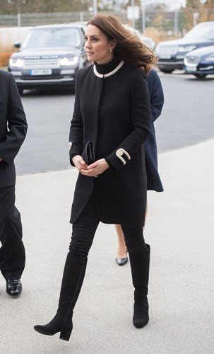 Kate Middleton diện nguyên "cây đen" với áo khoác dáng dài hàng hiệu phối cùng quần jeans và boots cùng tông vô cùng cá tính.
