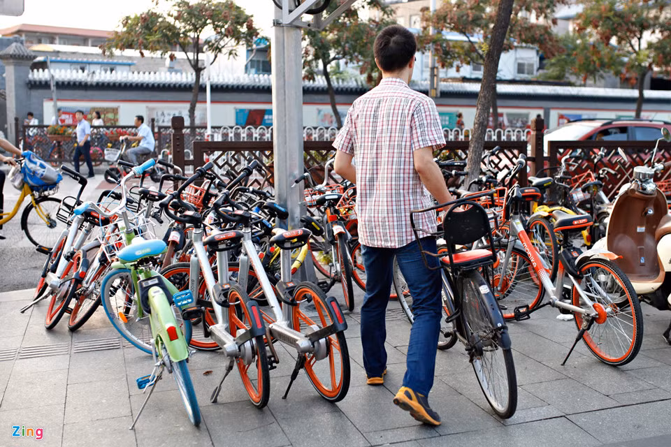 Trước những vấn nạn đó, một số startup đã phải đóng cửa. Nhà chức trách phải đưa ra những bộ luật về số lượng xe được triển khai, các vấn đề liên quan đến quy hoạch bãi đậu xe và trách nhiệm của nhà cung cấp trong việc duy trì trật tự và mỹ quan đô thị.