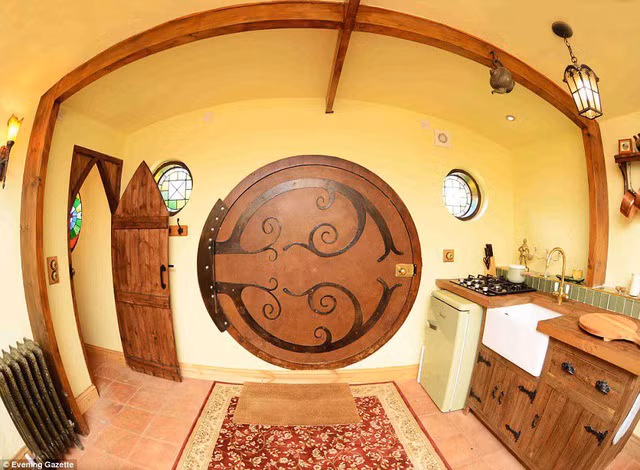 Tác giả của những ngôi nhà Hobbit Holes này là công ty Teesside, với hi vọng chúng sẽ được mọi người trên khắp thế giới biết đến. Ngôi nhà nhỏ xinh này nằm trong dự án kinh doanh của Teesside cho những ai ở trong và ngoài nước muốn trải nghiệm cuộc sống chỉ có trong truyện và phim. Nó được thiết kế bởi Carol Cavendish - người điều hành dự án "xứ North Shire" - quê hương của những Người Hobbits.