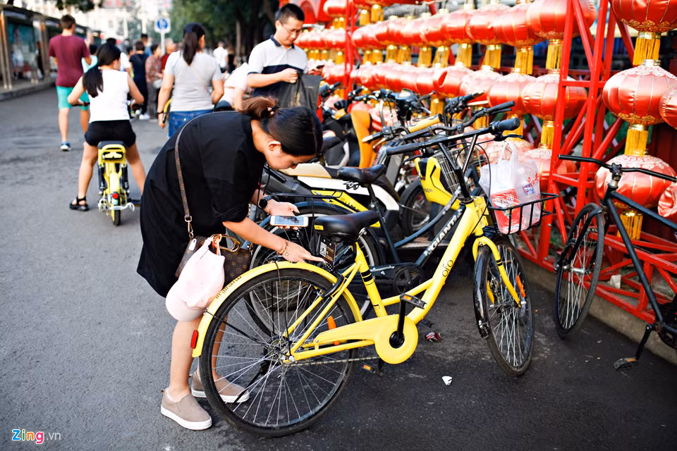 Khoảng đầu 2017, dịch vụ xe đạp chia sẻ phát triển ồ ạt khiến Bắc Kinh phải đối mặt với rất nhiều vấn đề nan giải như: mất trộm, người dùng đậu xe bừa bãi, thậm chí có trường hợp đáng tiếc là trẻ nhỏ sử dụng xe đạp ngoài đường và bị tai nạn.