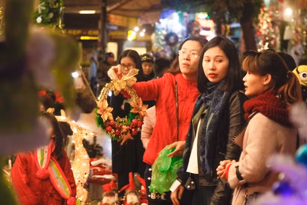 Phố Hàng Mã (Hoàn Kiếm, Hà Nội) luôn là địa điểm được nhắc đến đầu tiên mỗi khi dịp Giáng sinh về. Cứ đến những ngày cuối năm nơi đây lại ùn tắc người qua lại, trao đổi buôn bán nhộn nhịp.