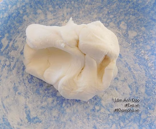 Bước 3: Bột nếp, đường cho vào âu trộn đều, sau đó cho nước nóng vào trộn/nhồi cho thật dẻo (bột đừng khô, bánh sẽ không mềm).