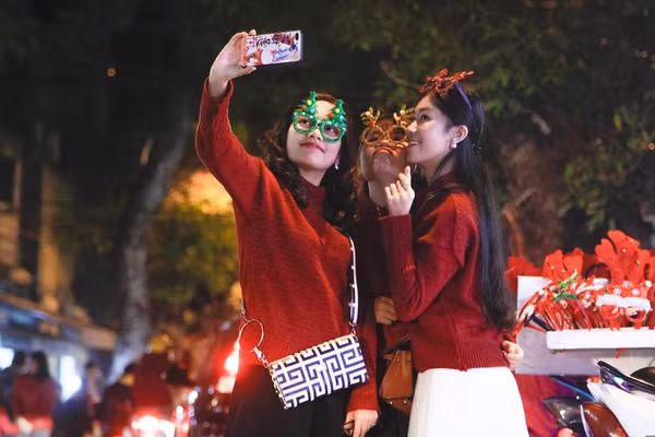 Các bạn trẻ tranh thủ 'sống ảo' với những chiếc kính, chiếc bờm độc đáo mà chỉ dịp Giáng sinh mới có.