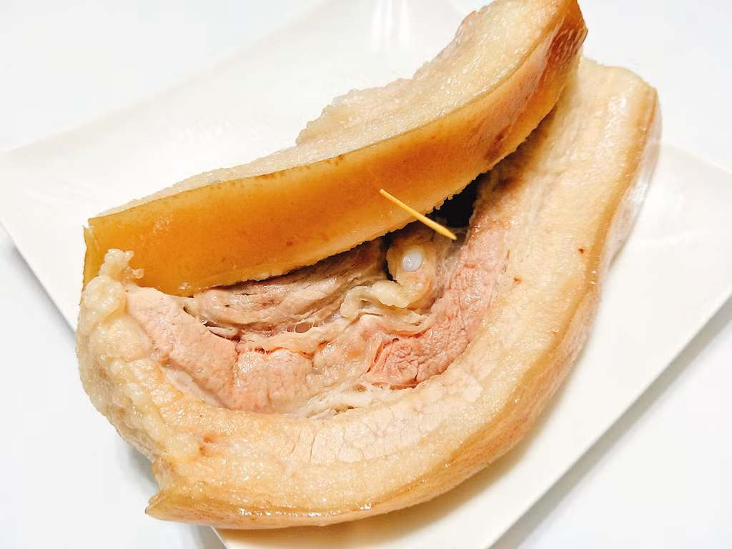 Bạn dùng dụng cụ có đầu nhọn để xăm phần bì, có thể dùng tăm nhọn hoặc dĩa đều được. Lấy giấy lau sạch phần nước tiết ra trong quá trình xăm để bì được khô ráo. Trộn đều bột canh, bột hành, bột tỏi sau đó xát đều lên phần thịt. Phần da bạn quét đều một lớp giấm. Bảo quản miếng thịt trong tủ lạnh vài tiếng, để phần bì quay lên trên phần thịt xuống dưới.