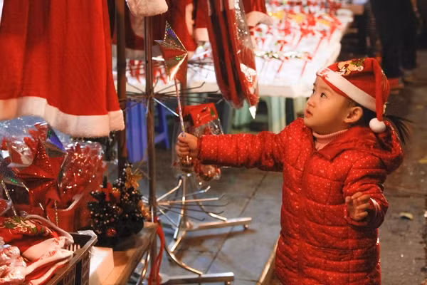 Những đứa trẻ mè nheo để được mua đủ thứ bắt mắt trên các con phố.