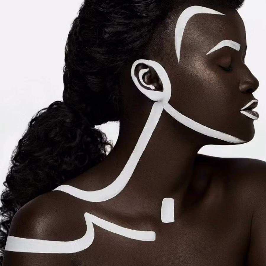 Khoudia Diop: Cô là một trong những người mẫu đặc biệt khi sở hữu làn da đen như than vì khuyết điểm cơ địa quá nhiều melanin. Sống trong sự kỳ thị của bạn bè và những người xung quanh, Khoudia Diop kể cô càng yêu quý bản thân hơn và xem đó như một món quà cuộc sống dành riêng cho mình.