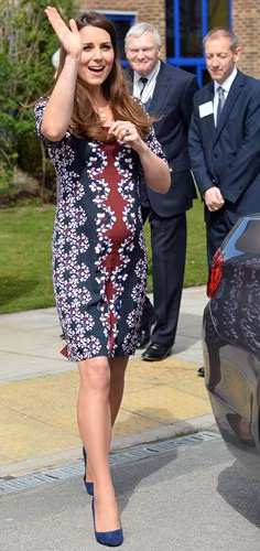 Kate Middleton lộ bụng bầu lớn khi diện chiếc đầm họa tiết ôm sát cơ thể khi đến thăm trường tiểu học Willows ở Manchester.