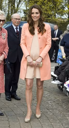 Kate Middleton đậm vẻ nữ tính khi diện áo khoác dáng dài gam màu sáng nhẹ nhàng khi đến Winchester, Anh.