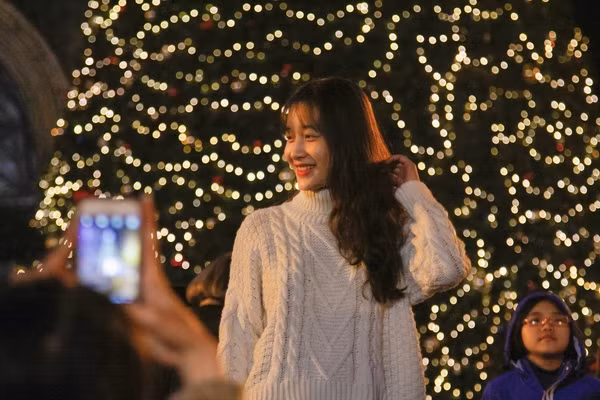 Cung đèn trang trí lấp lánh nhiều màu tạo ra cho các bạn trẻ những bức huyền ảo.