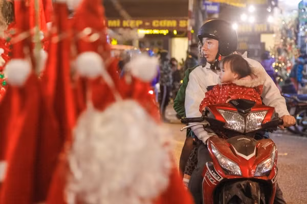 Các bậc phụ huynh tranh thủ mua sắm đồ trang trí, đồ cho trẻ để đón Giáng sinh và năm mới.