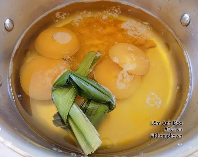 Bước 6: Sau đó mới vớt ra, tiếp tục cho vào nồi nước đường nấu. Nấu thêm vài phút là tắt bếp.