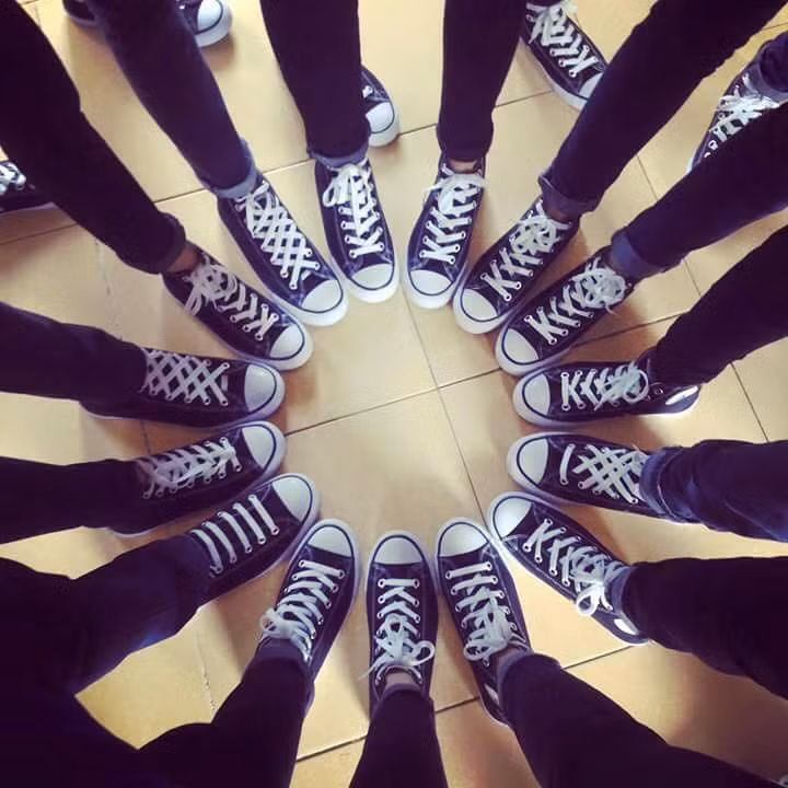 Giày Converse trắng - đen cũng là một sự lựa chọn được nhiều bạn trẻ yêu thích. Vừa đẹp, dễ mang mà lại còn dễ phối đồ.