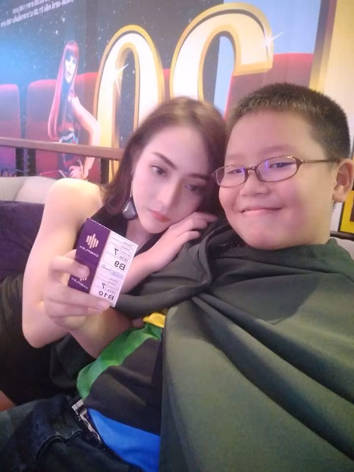 Nhiều thanh niên cô đơn dịp Noel còn nóng mắt hơn khi thấy cặp đôi này dùng tay tạo hình trái tim.