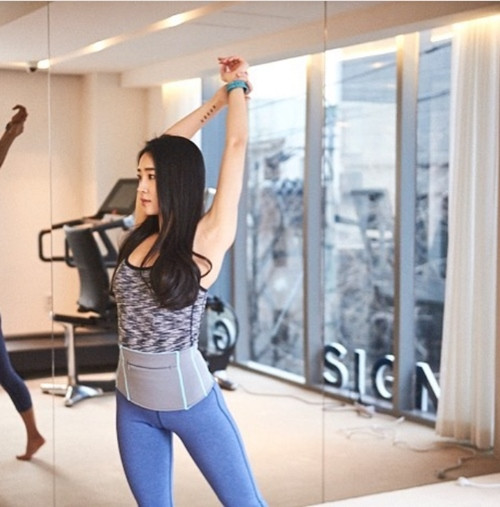 Lee Yuju nói “không” với đồ chiên rán, mỳ ăn liền. Cô ăn nhiều rau xanh, uống nước quả ép và là gương mặt ăn khách của nhiều thương hiệu đồ thể thao tại Hàn Quốc.