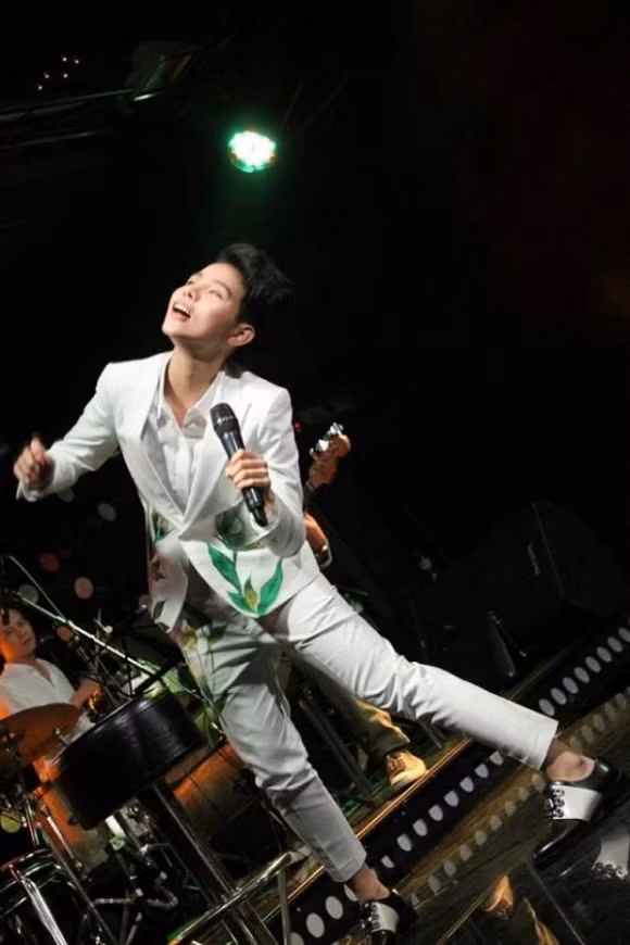 Vũ Cát Tường đang phiêu và bị fans chụp ảnh 'dìm hàng'.