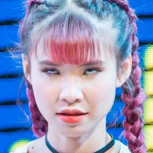 Khởi My đang ngủ hay đang thức?