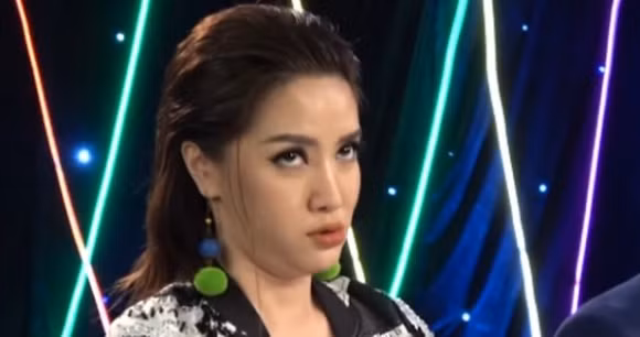 Bích Phương lộ cằm ngấn mỡ trong những bức ảnh này.