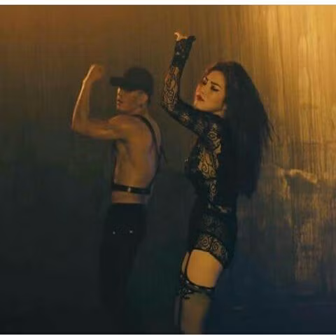 Nhảy quên cả biểu cảm trên gương mặt, chị em thấy Hương Tràm đã đủ 'máu lửa' không?