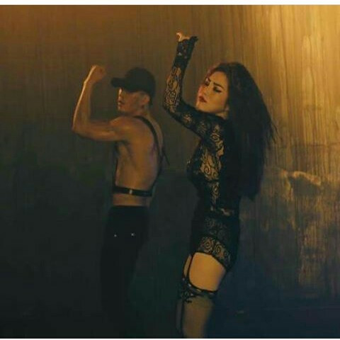 Nhảy quên cả biểu cảm trên gương mặt, chị em thấy Hương Tràm đã đủ 'máu lửa' không?