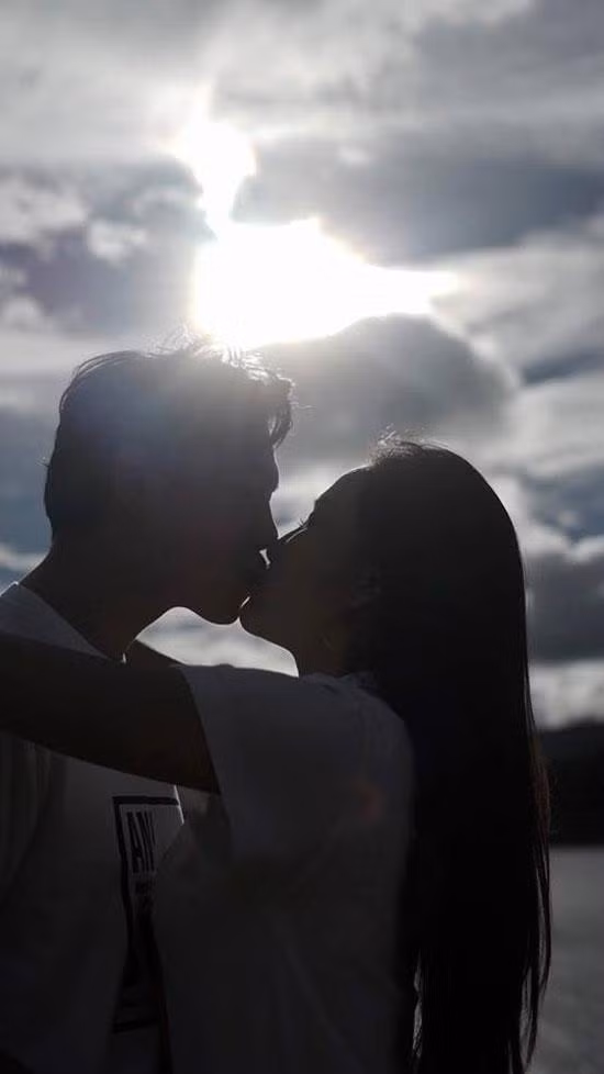 Sau khi công khai mối quan hệ yêu đương với người bạn lâu năm – Hiền Sến, Lý Phương Châu ngày càng cởi mở hơn trong chuyện tình cảm của mình. Cả hai không ngại ngần khoe những hình ảnh mặn nồng. Mới đây trên trang cá nhân, vợ cũ Lâm Vinh Hải đã chia sẻ khoảnh khắc lãng mạn bên bạn trai mới. Cặp đôi đã trao nhau nụ hôn nồng thắm tại thành phố Đà Lạt mộng mơ.