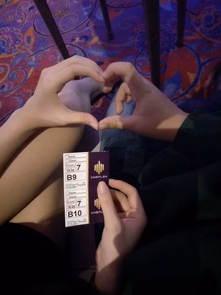 Trong khi không ít cô gái ghen tị vì nam sinh tặng iPhone X cho người ấy.