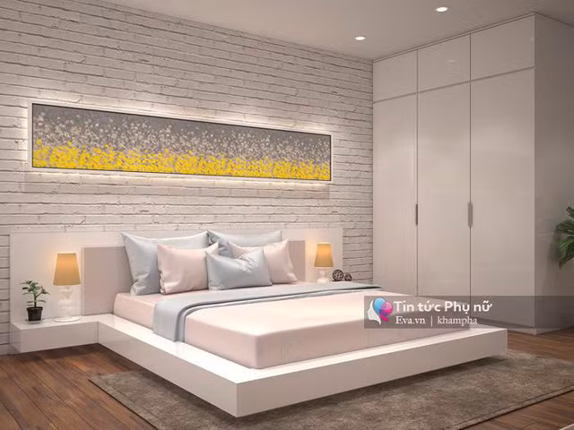 Không gian phòng ngủ của bố mẹ được thiết kế khá rộng rãi với gam màu sáng, điểm nhấn là bức tranh tường dài họa tiết hoa vàng nổi bật. Phòng ngủ được bố trí gần cửa sổ vừa thoáng đãng vừa sáng sủa.