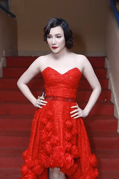 Hồ Quỳnh Hương cũng gây giật mình với làn da trắng toát và đôi môi đỏ bầm.