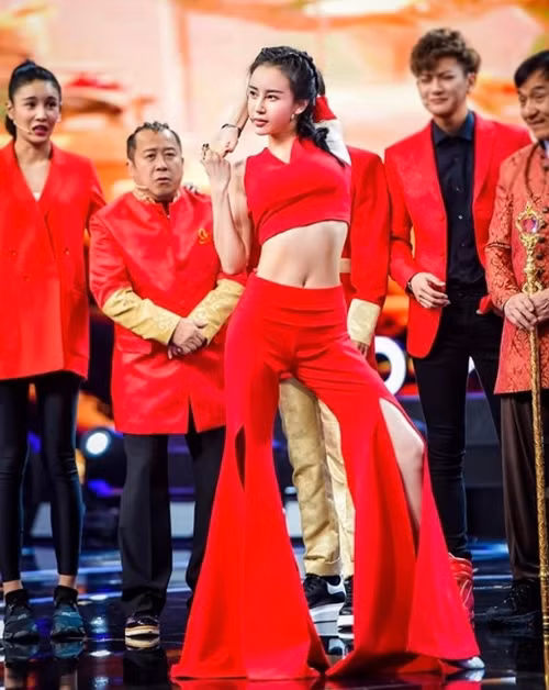 Ngoài yoga, Mu Qimiya còn dạy cả Taekwondo. Cô cũng khiêu vũ cực điêu luyện.