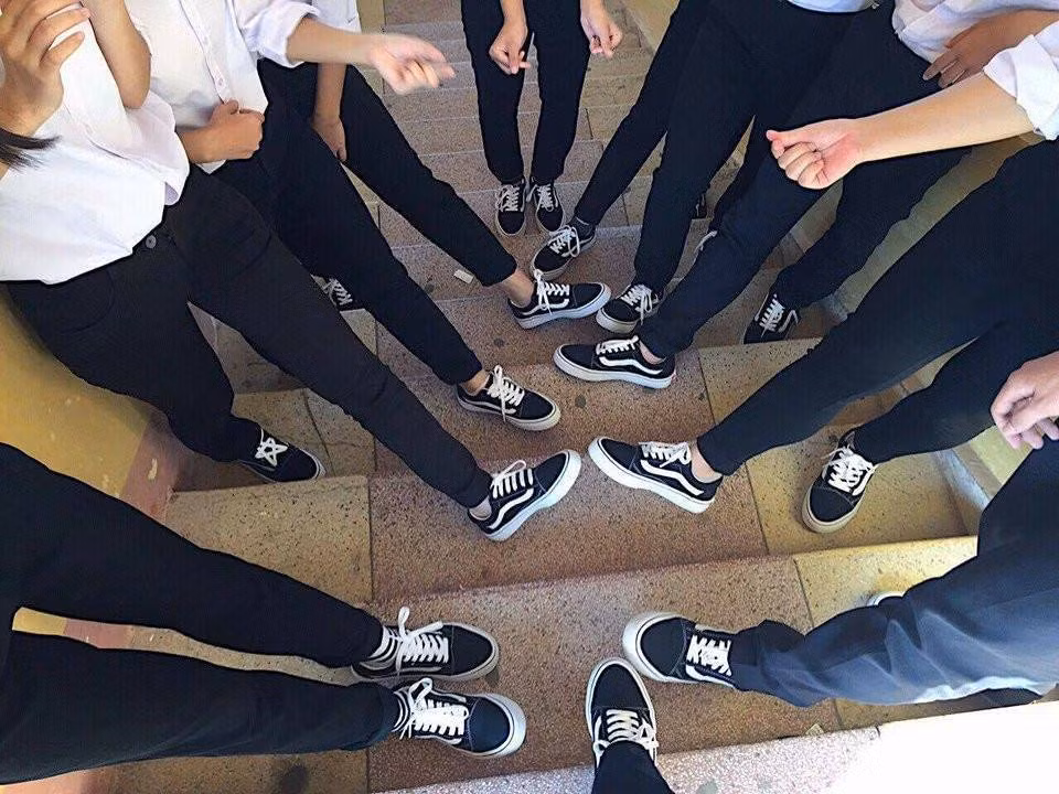 Còn các bạn học sinh lớp 12A1, trường THPT Tiên Lãng (Hải Phòng) đã khiến cư dân mạng ghen tị với hình ảnh cả 38 thành viên trong lớp cùng mang giày Vans trông cực kì đẹp mắt.