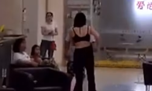 Ly do vo cu coi sach do tra cho chong giua trung tam thuong mai