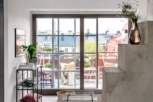 Cửa trượt mặt kính giúp kết nối hoàn hảo không gian trong và ngoài căn hộ. Cũng nhờ cánh cửa này mà bên trong căn hộ luôn ngập tràn ánh sáng.