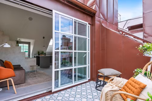 Khu bếp - ăn phân tách với phòng khách bằng một bức tường lửng dạng cầu thang cụt. Khu vực này tuy nhỏ gọn nhưng đầy đủ tiện nghi và dĩ nhiên cũng ngập tràn ánh sáng.