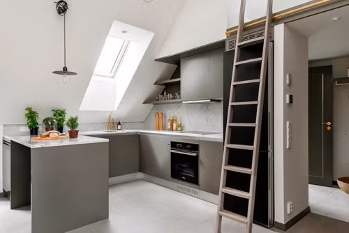 Khu vực bếp hình chữ U với nội thất đo ni đóng giày để phù hợp với không gian gác mái.