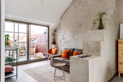 Phòng khách đơn giản nhưng cực quyến rũ với view nhìn ra khoảng sân ngoài trời.