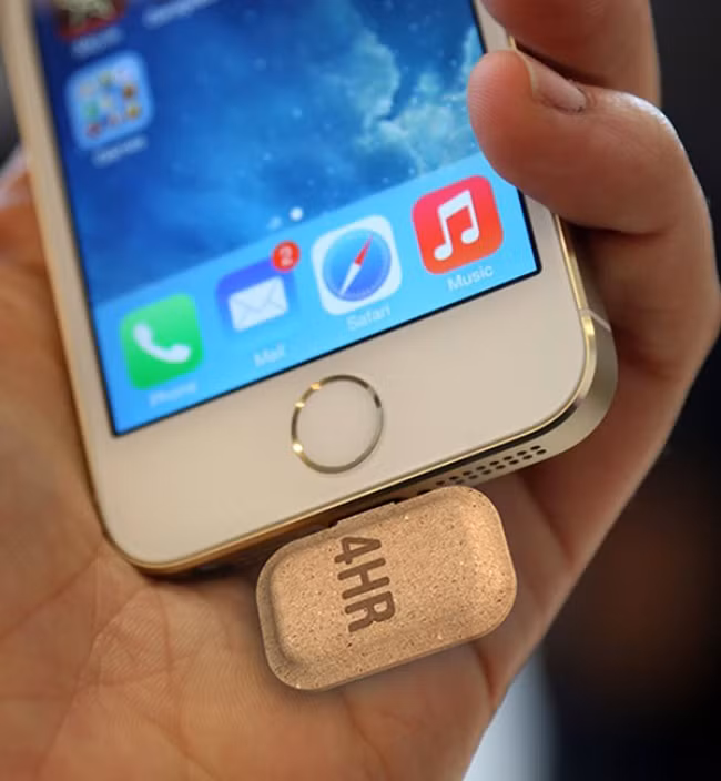 5. Sạc pin siêu mini Nó bé đến mức bạn có thể dễ dàng nhét trong ví.