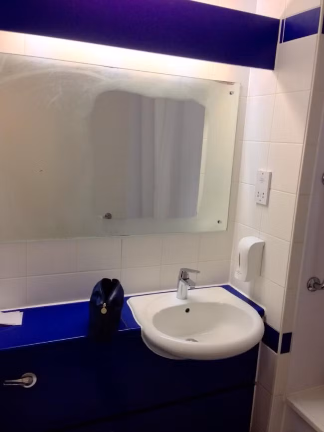 15. Gương tự làm nóng Bạn tắm nước nóng? Bạn muốn ngắm lại mình trong gương khi đã tắm xong? Nhưng xem kìa chiếc gương đã mờ tịt mất rồi. Vấn đề này sẽ được giải quyết ngay tức khắc nếu có một chiếc gương tự làm nóng. Hơi nước sẽ chẳng thể bám lại được và bạn chẳng cần bận tâm đến việc lau lại mặt gương sau khi tắm.