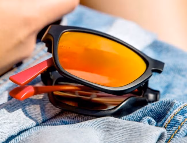 9. Kính mắt có thể gập lại Chiếc kính mắt có thể gập lại sẽ giúp bạn tiết kiệm được khoảng trống đựng đồ và dễ dàng mang kính bên mình hơn.